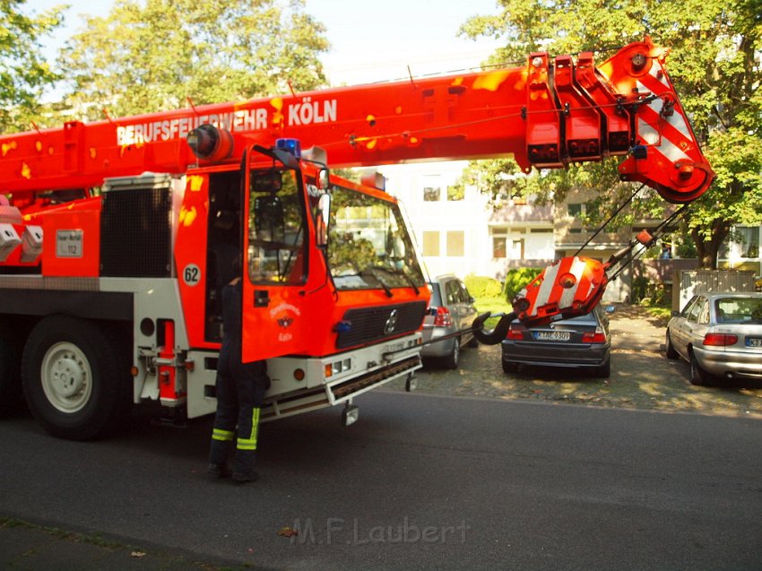 Einsatz BF Koeln Hoehenretter Koeln Stammheim Georg Beyerstr P026.JPG